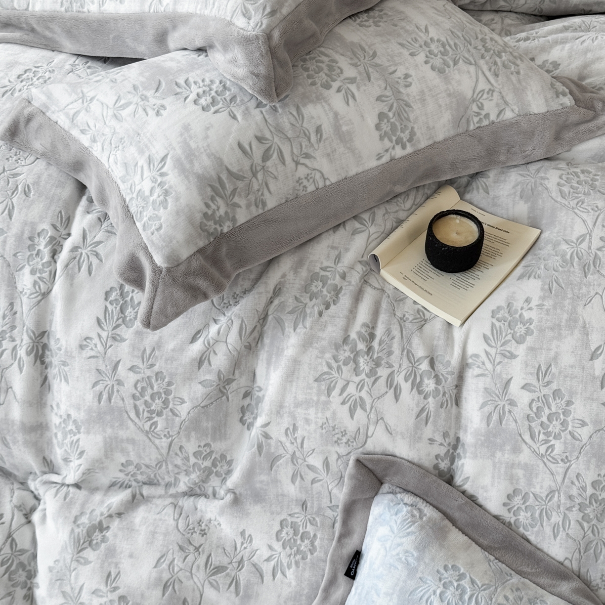 91家纺网 家纺一手货源 找家纺 纯优家纺 2025秋冬新品拼角款牛奶绒雕花四件套-花枳菁语 花枳菁语-灰色