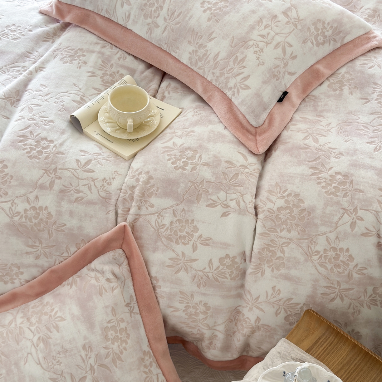 91家纺网 家纺一手货源 找家纺 纯优家纺 2025秋冬新品拼角款牛奶绒雕花四件套-花枳菁语 花枳菁语-粉色