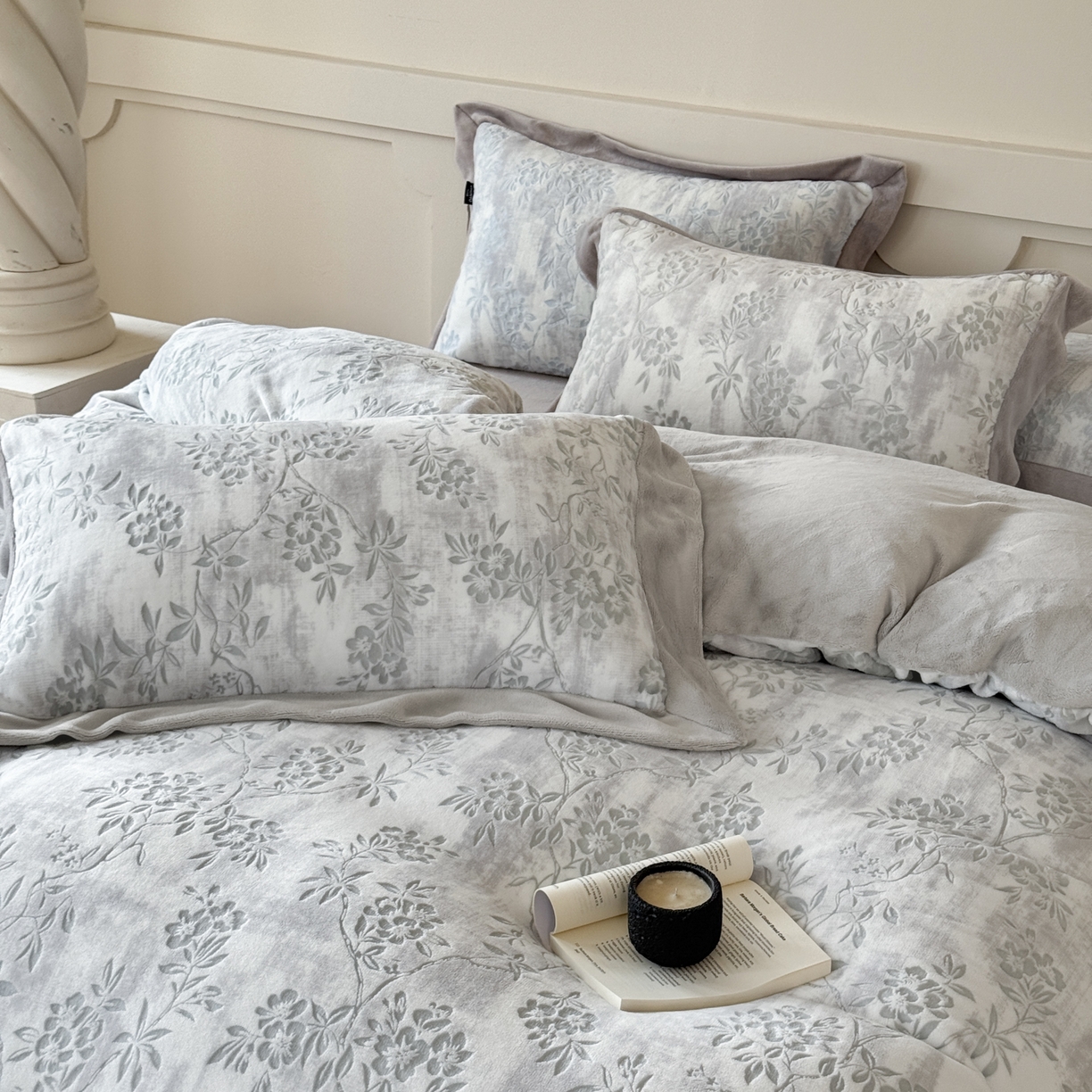 91家纺网 家纺一手货源 找家纺 纯优家纺 2025秋冬新品拼角款牛奶绒雕花四件套-花枳菁语 花枳菁语-灰色