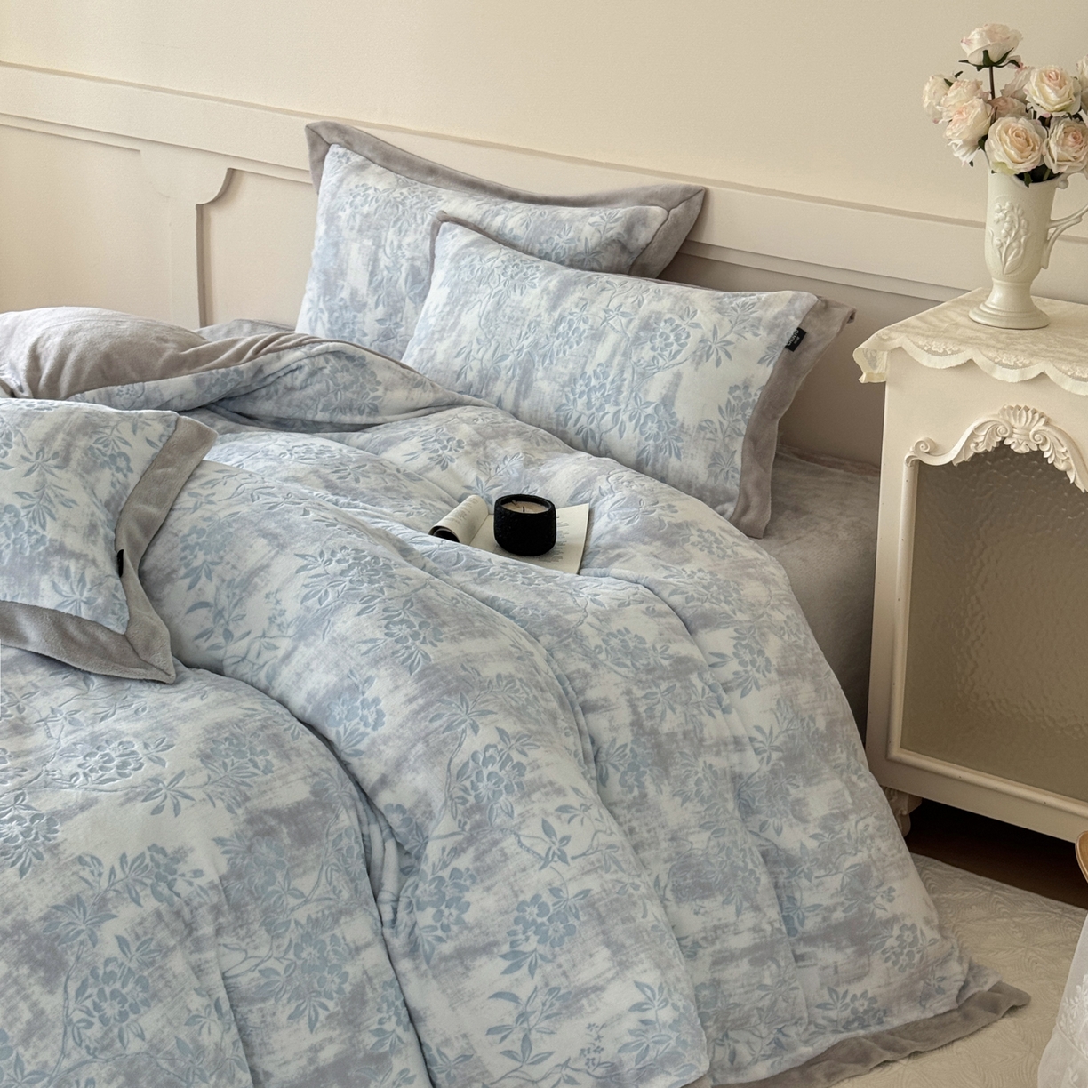 91家纺网 家纺一手货源 找家纺 纯优家纺 2025秋冬新品拼角款牛奶绒雕花四件套-花枳菁语 花枳菁语-蓝色