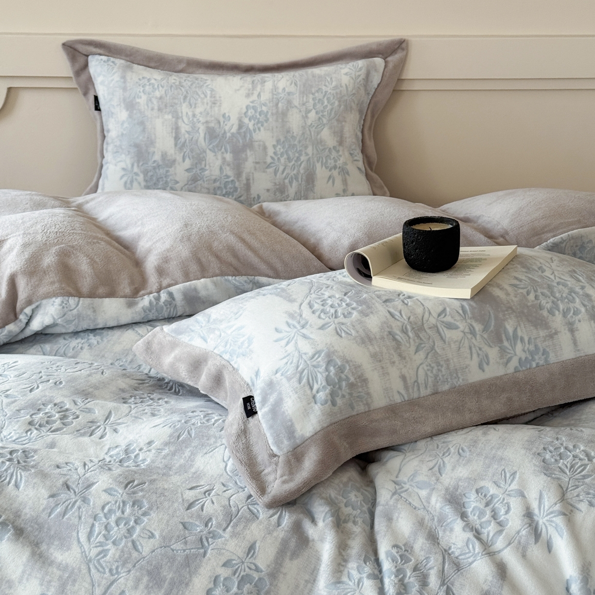 91家纺网 家纺一手货源 找家纺 纯优家纺 2025秋冬新品拼角款牛奶绒雕花四件套-花枳菁语 花枳菁语-蓝色