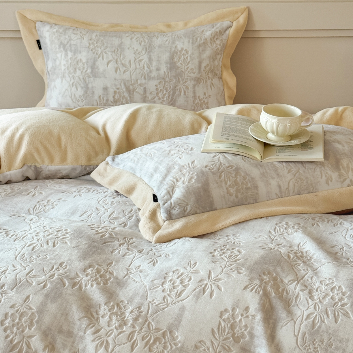 91家纺网 家纺一手货源 找家纺 纯优家纺 2025秋冬新品拼角款牛奶绒雕花四件套-花枳菁语 花枳菁语-奶咖