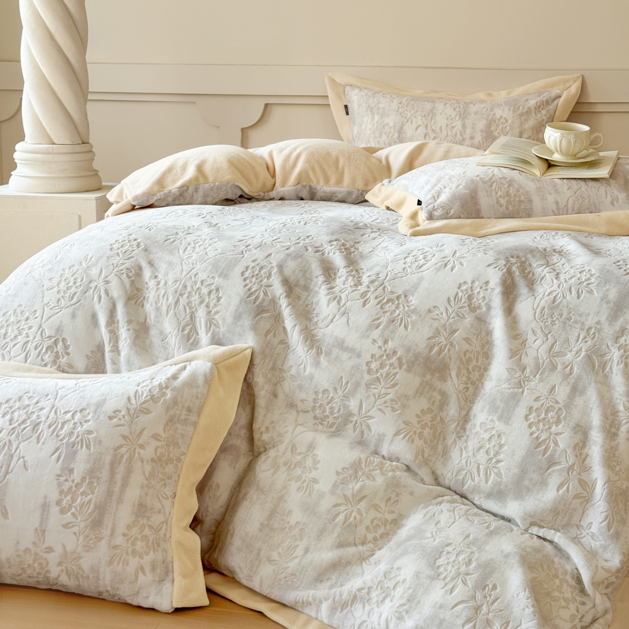 91家纺网 家纺一手货源 找家纺 纯优家纺 2025秋冬新品拼角款牛奶绒雕花四件套-花枳菁语 花枳菁语-奶咖