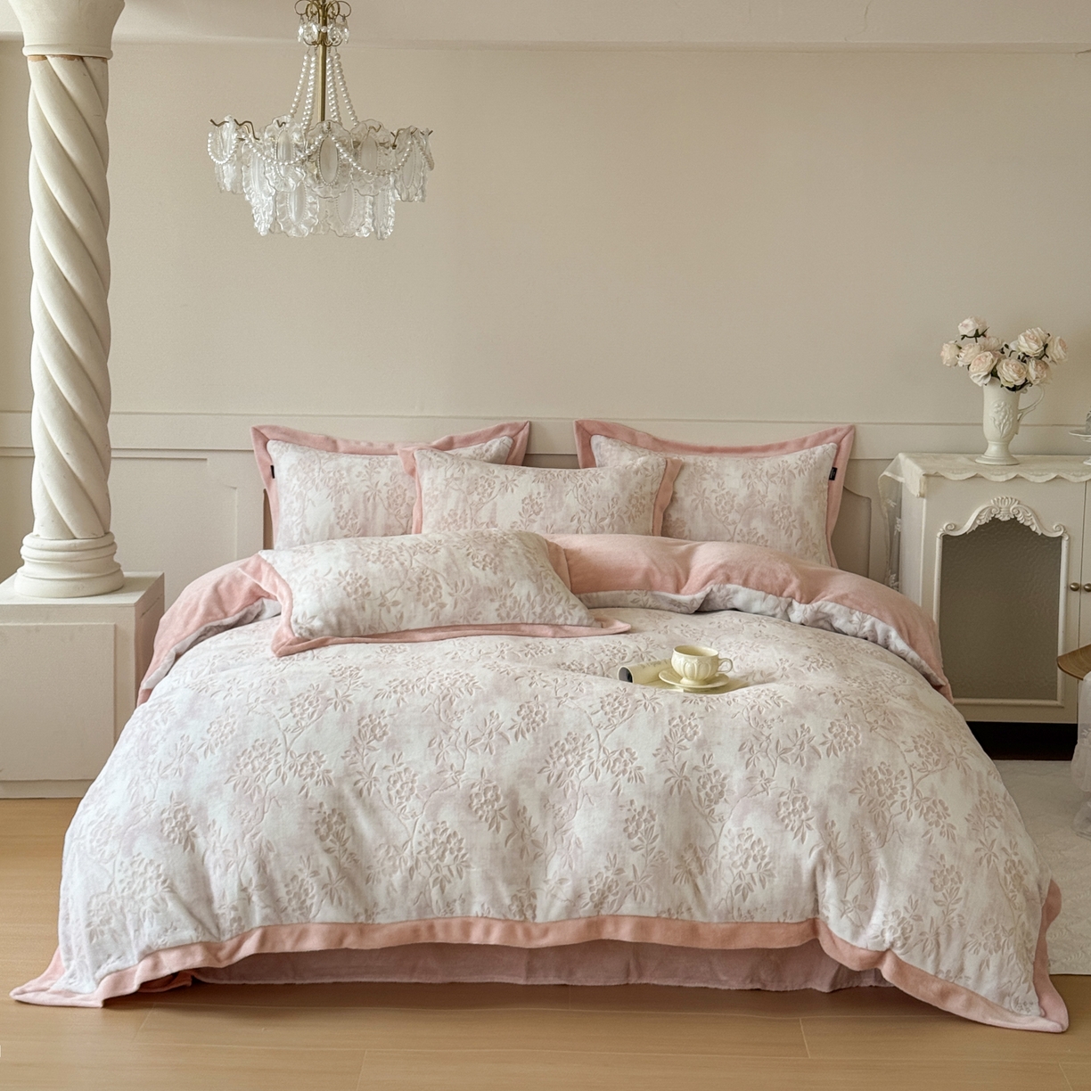 91家纺网 家纺一手货源 找家纺 （总）纯优家纺 2025秋冬新品拼角款牛奶绒雕花四件套-花枳菁语