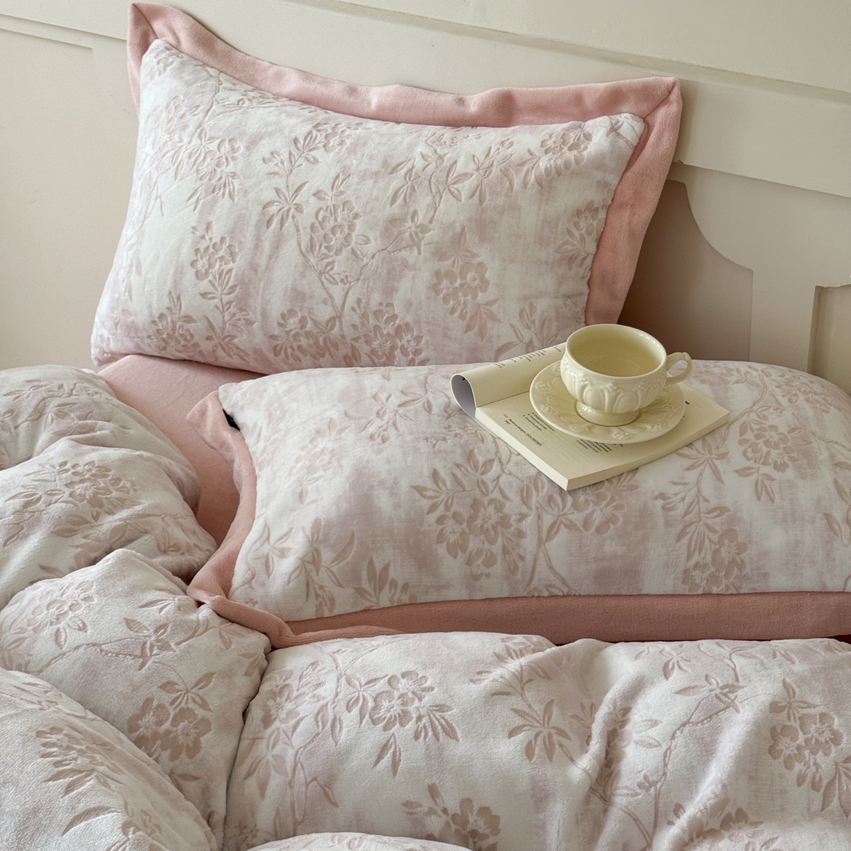 91家纺网 家纺一手货源 找家纺 纯优家纺 2025秋冬新品拼角款牛奶绒雕花四件套-花枳菁语 花枳菁语-粉色