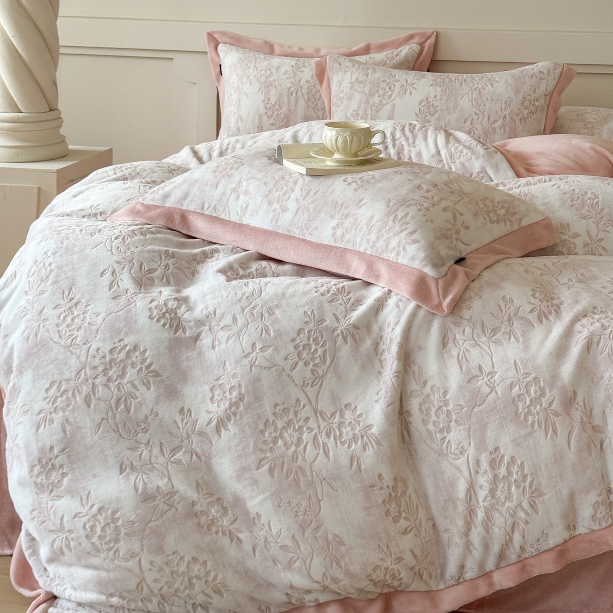 91家纺网 家纺一手货源 找家纺 （总）纯优家纺 2025秋冬新品拼角款牛奶绒雕花四件套-花枳菁语