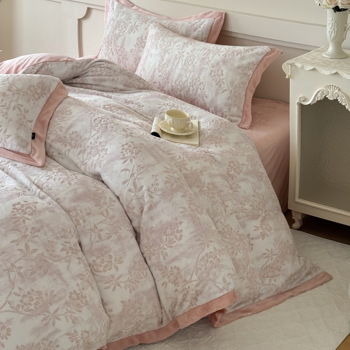 91家纺网 家纺一手货源 找家纺 （总）纯优家纺 2025秋冬新品拼角款牛奶绒雕花四件套-花枳菁语