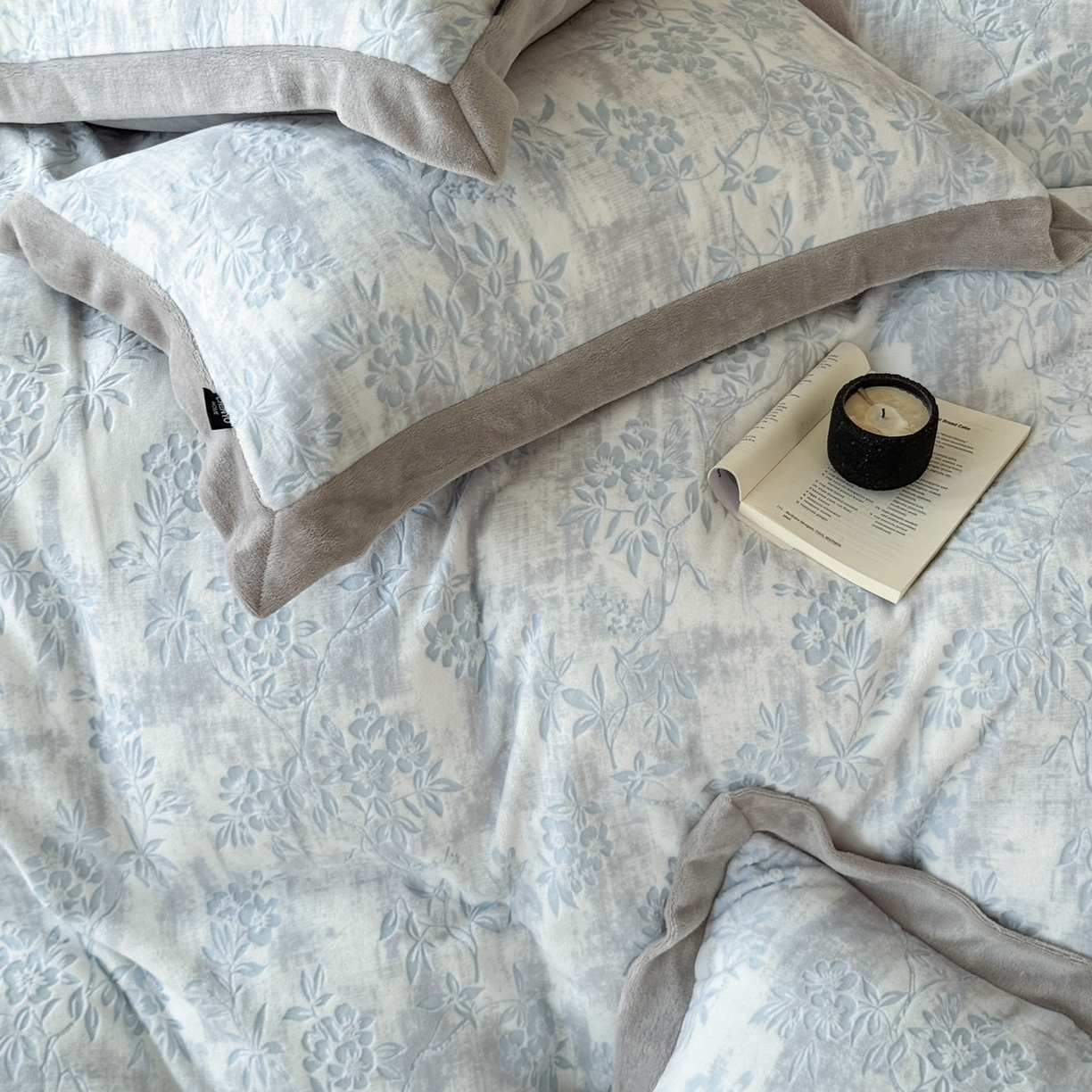 91家纺网 家纺一手货源 找家纺 纯优家纺 2025秋冬新品拼角款牛奶绒雕花四件套-花枳菁语 花枳菁语-蓝色