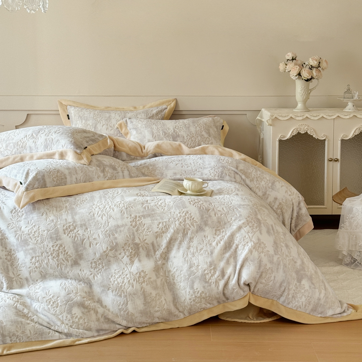 91家纺网 家纺一手货源 找家纺 纯优家纺 2025秋冬新品拼角款牛奶绒雕花四件套-花枳菁语 花枳菁语-奶咖