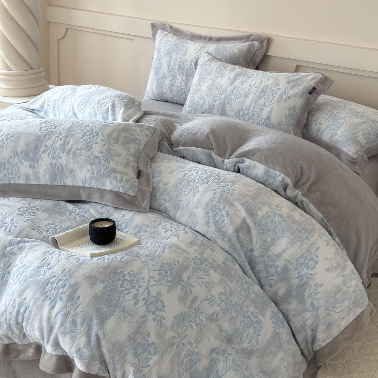 91家纺网 家纺一手货源 找家纺 纯优家纺 2025秋冬新品拼角款牛奶绒雕花四件套-花枳菁语 花枳菁语-蓝色