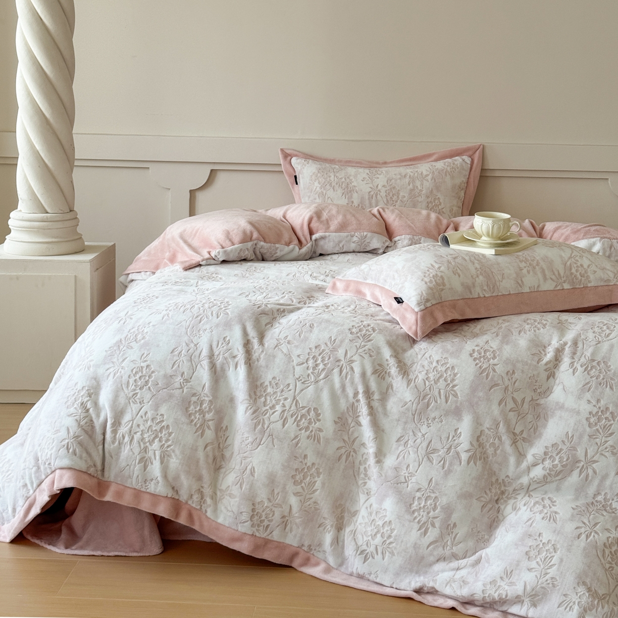 91家纺网 家纺一手货源 找家纺 （总）纯优家纺 2025秋冬新品拼角款牛奶绒雕花四件套-花枳菁语