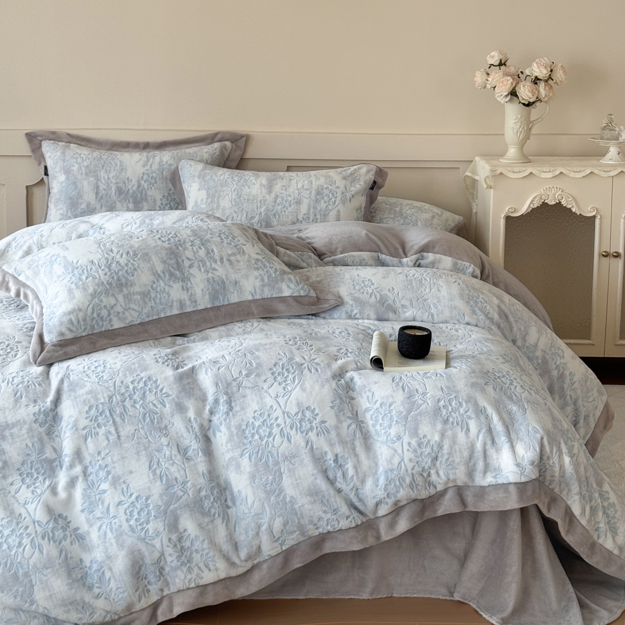 91家纺网 家纺一手货源 找家纺 纯优家纺 2025秋冬新品拼角款牛奶绒雕花四件套-花枳菁语 花枳菁语-蓝色