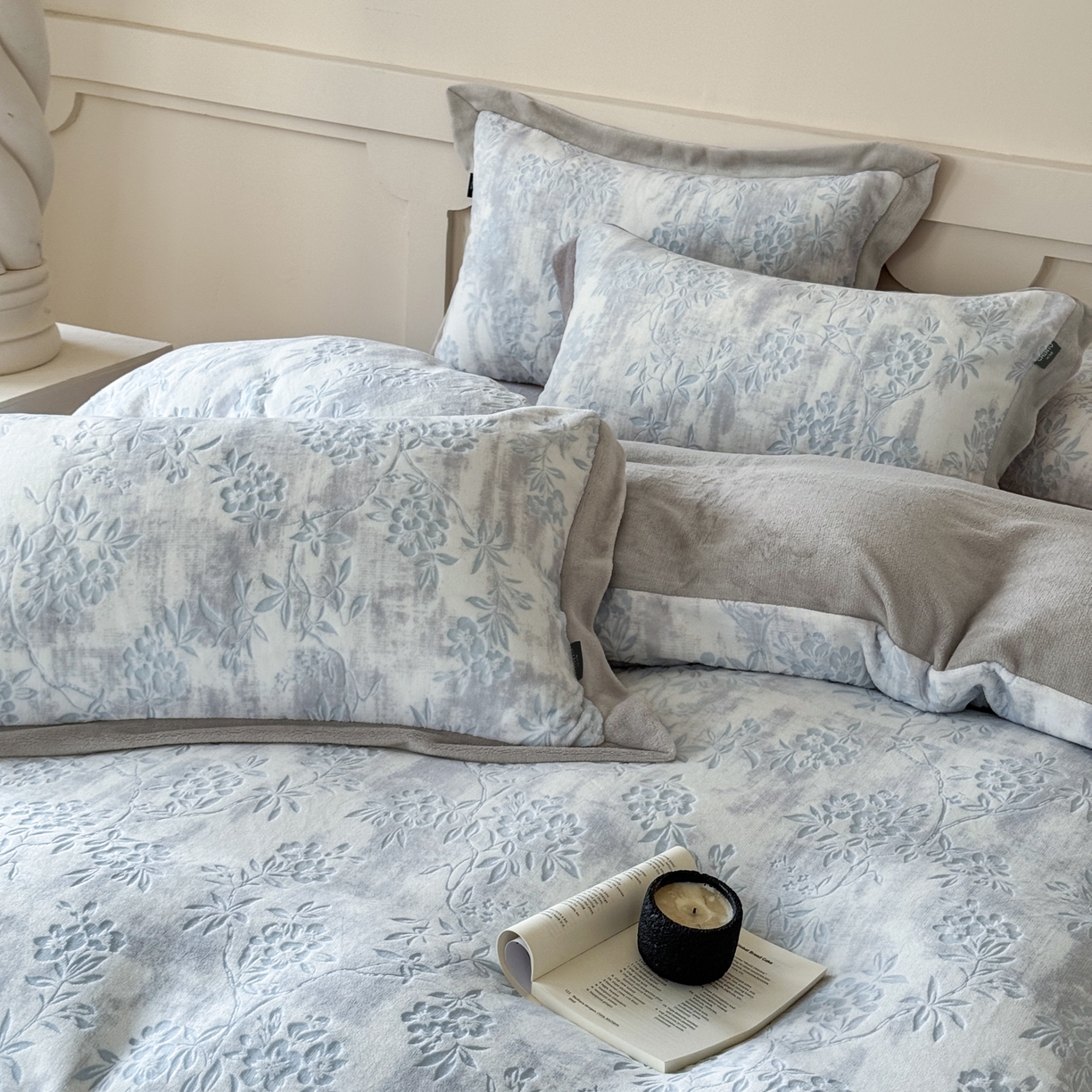 91家纺网 家纺一手货源 找家纺 纯优家纺 2025秋冬新品拼角款牛奶绒雕花四件套-花枳菁语 花枳菁语-蓝色