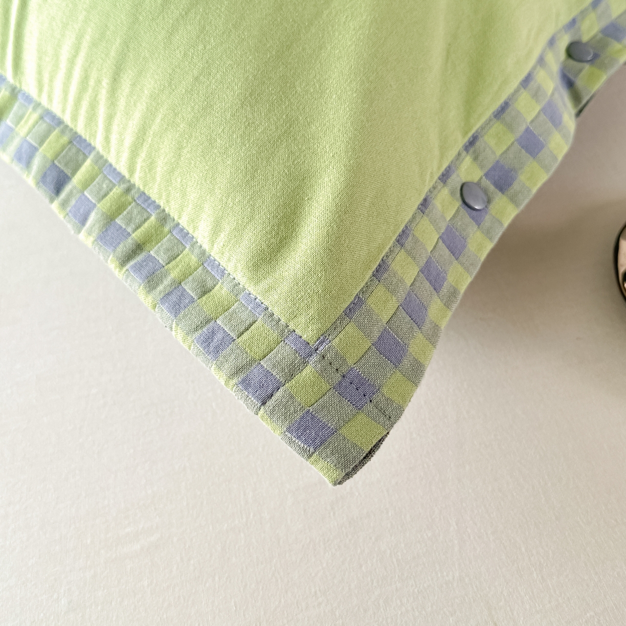 91家纺网 家纺一手货源 找家纺 沐瑟家纺 2025新款欧尚枕套单品枕套枕套单件 格子小熊-绿色