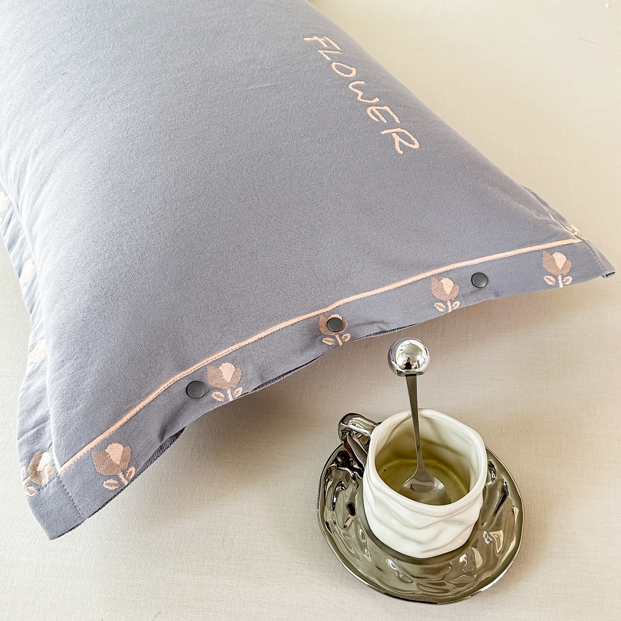 91家纺网 家纺一手货源 找家纺 沐瑟家纺 2025新款欧尚枕套单品枕套枕套单件 小小花-浅灰色