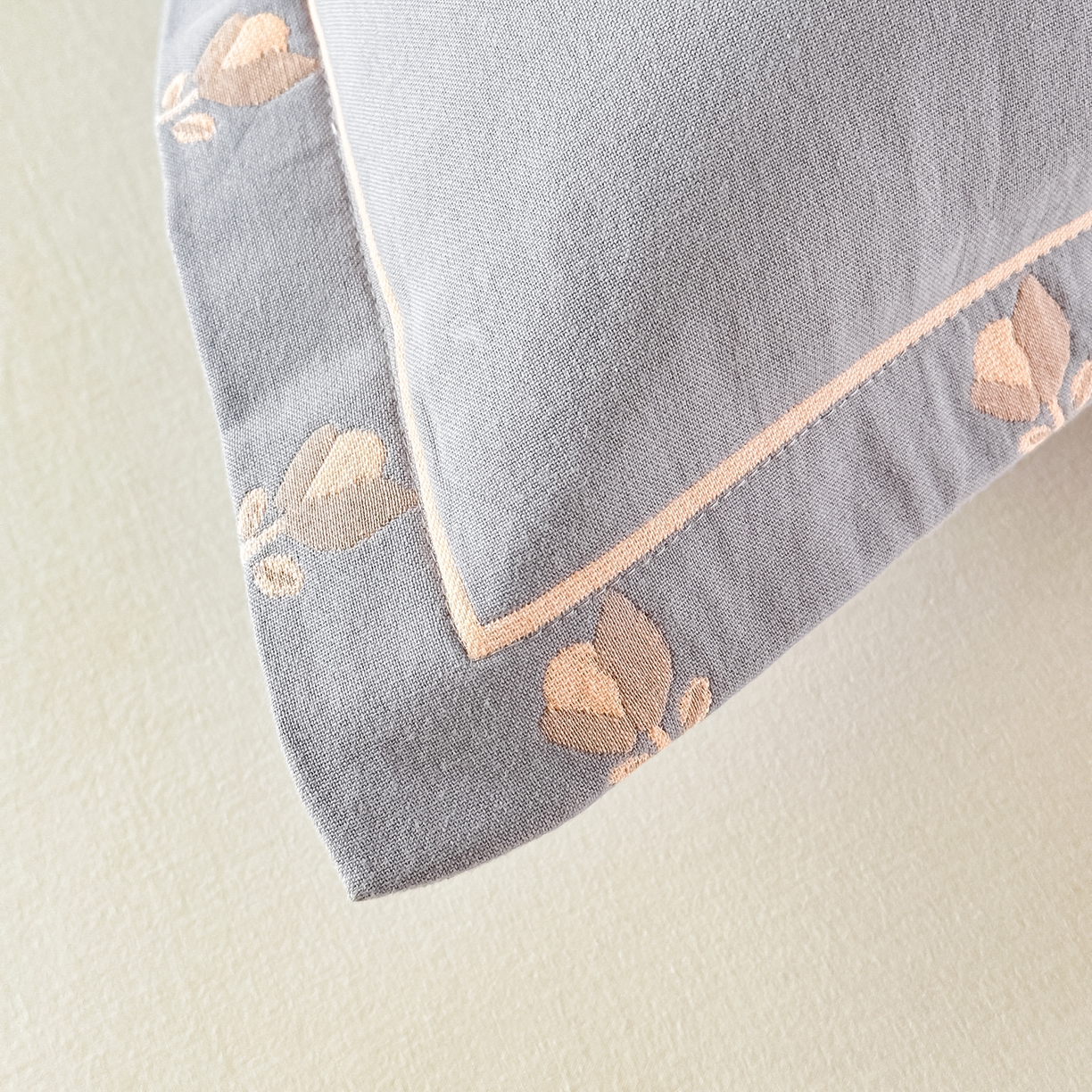 91家纺网 家纺一手货源 找家纺 沐瑟家纺 2025新款欧尚枕套单品枕套枕套单件 小小花-浅灰色