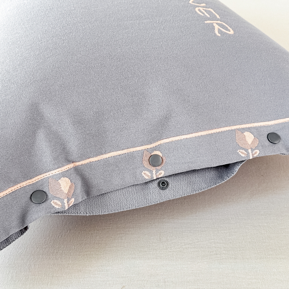 91家纺网 家纺一手货源 找家纺 沐瑟家纺 2025新款欧尚枕套单品枕套枕套单件 小小花-浅灰色