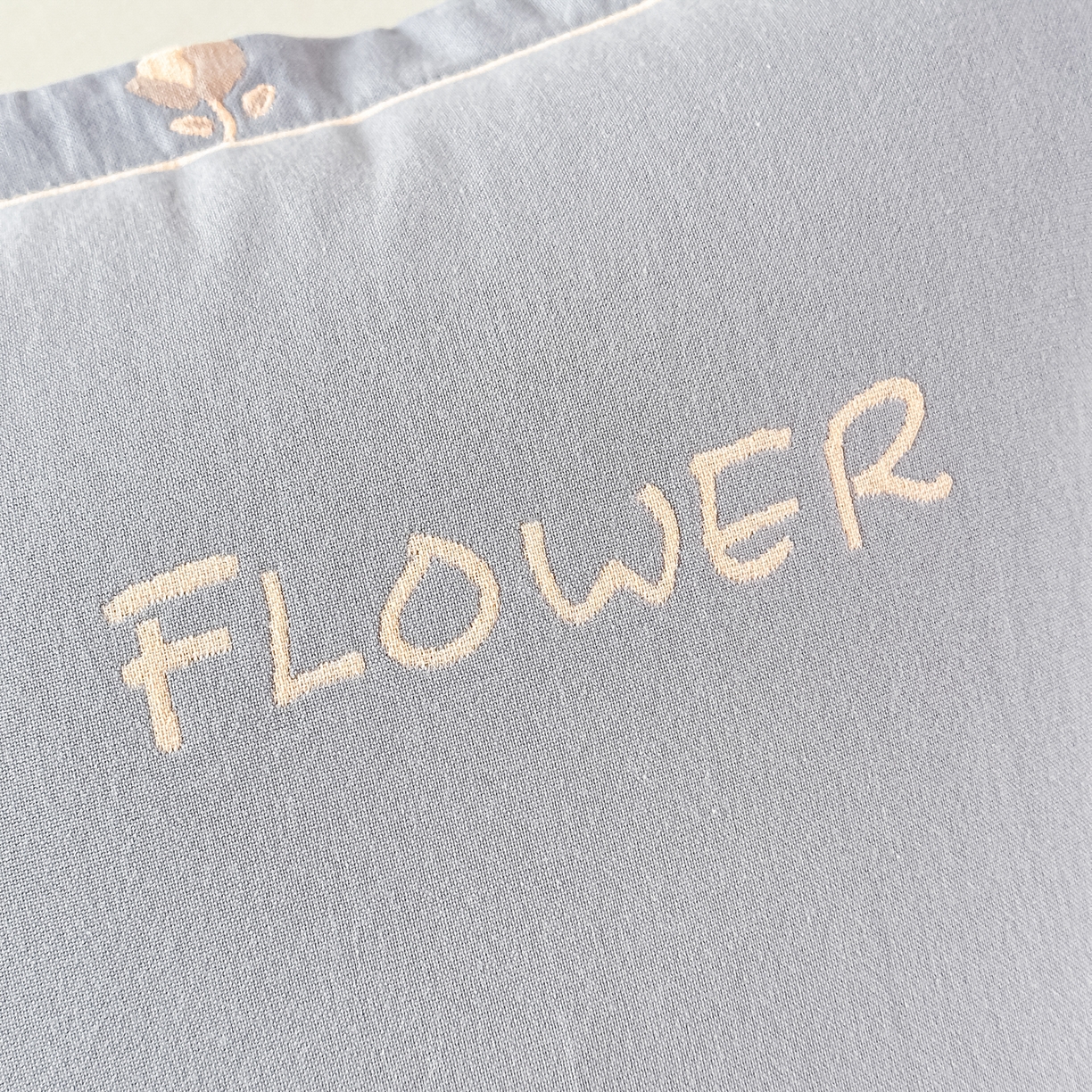 91家纺网 家纺一手货源 找家纺 沐瑟家纺 2025新款欧尚枕套单品枕套枕套单件 小小花-浅灰色