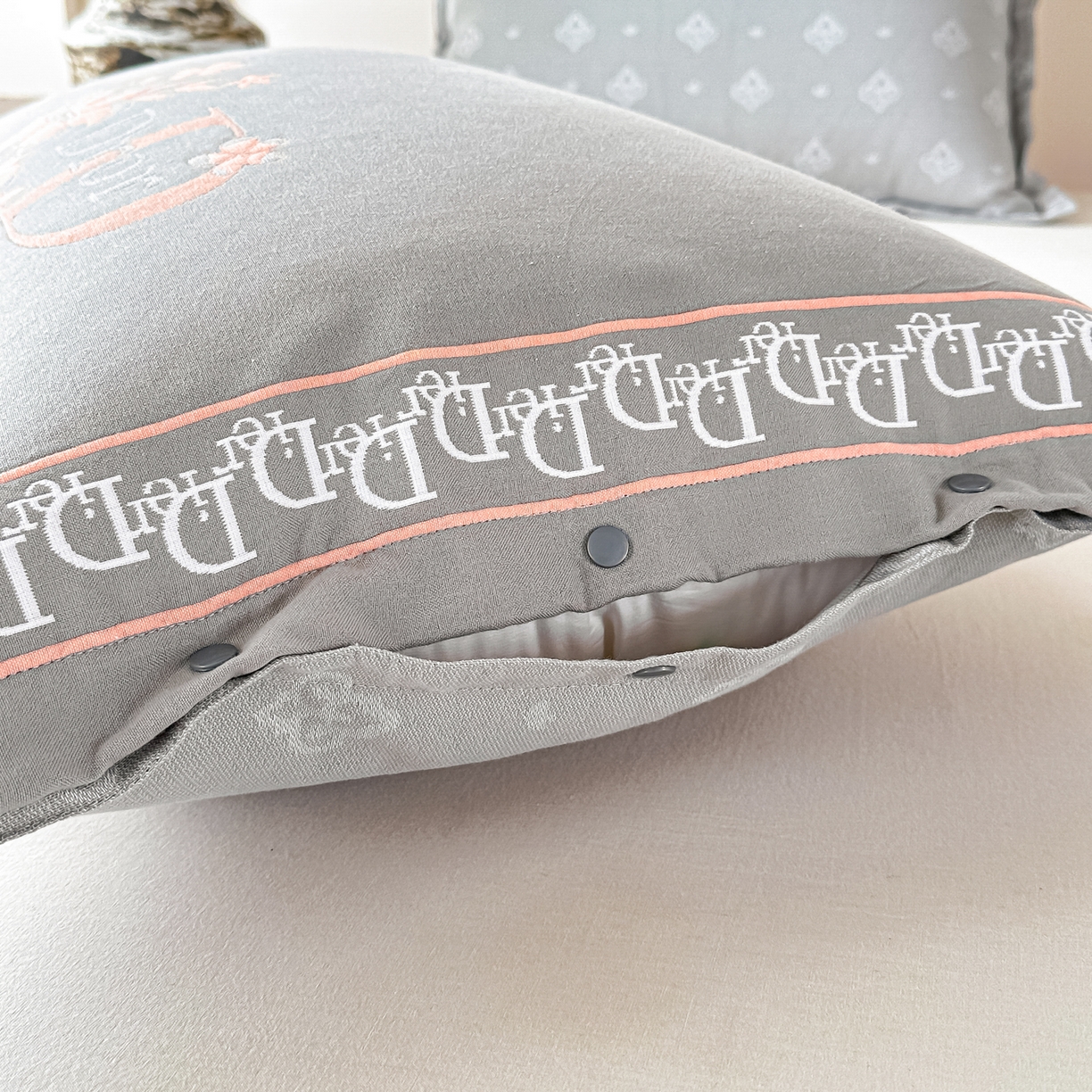 91家纺网 家纺一手货源 找家纺 沐瑟家纺 2025新款欧尚枕套单品枕套枕套单件 花迪-浅灰色