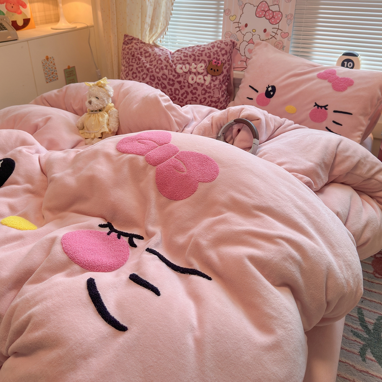 91家纺网 家纺一手货源 找家纺 （总）罗亿家纺 2025新款高克重200g牛奶绒数码印花毛巾绣卡通四件套