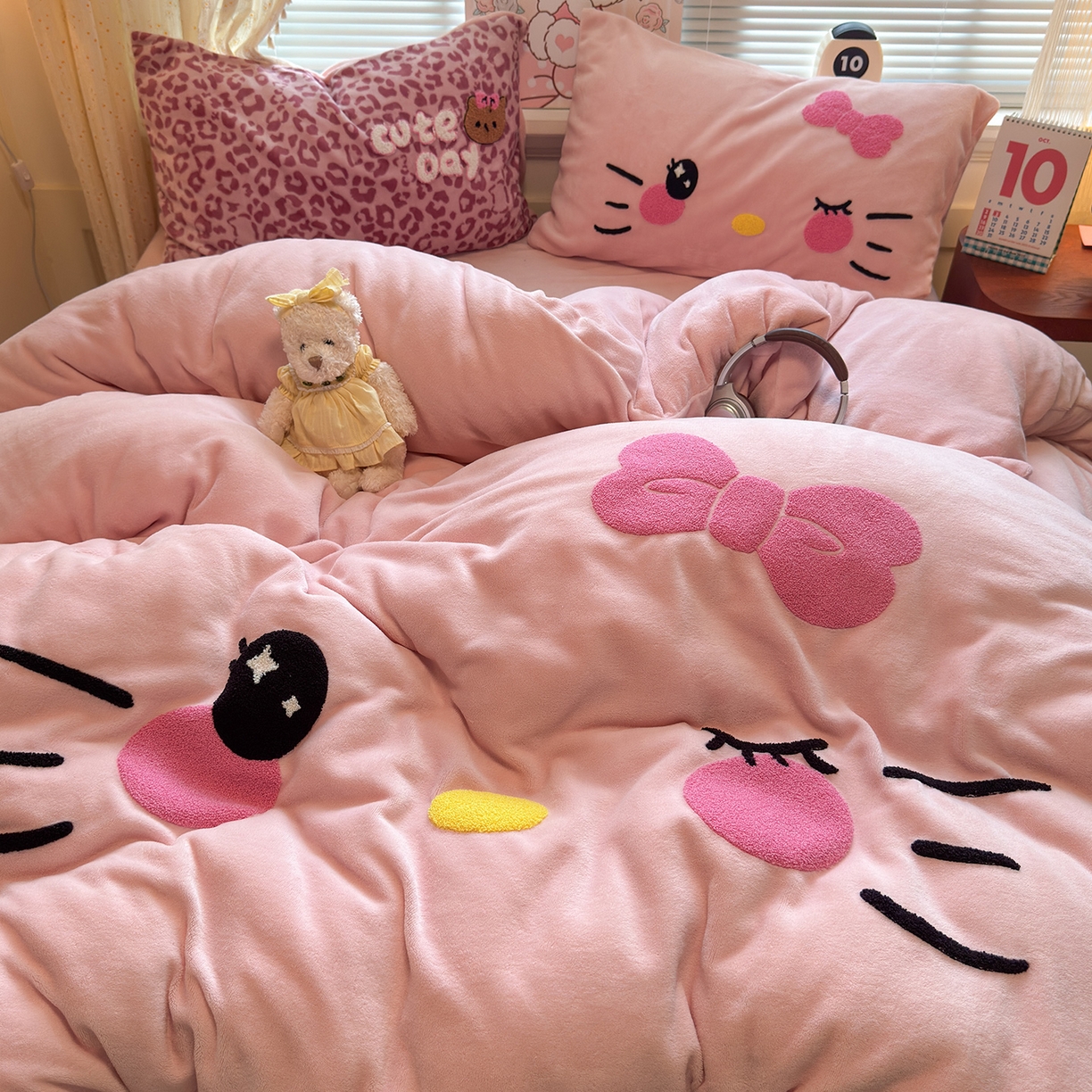 91家纺网 家纺一手货源 找家纺 （总）罗亿家纺 2025新款高克重200g牛奶绒数码印花毛巾绣卡通四件套