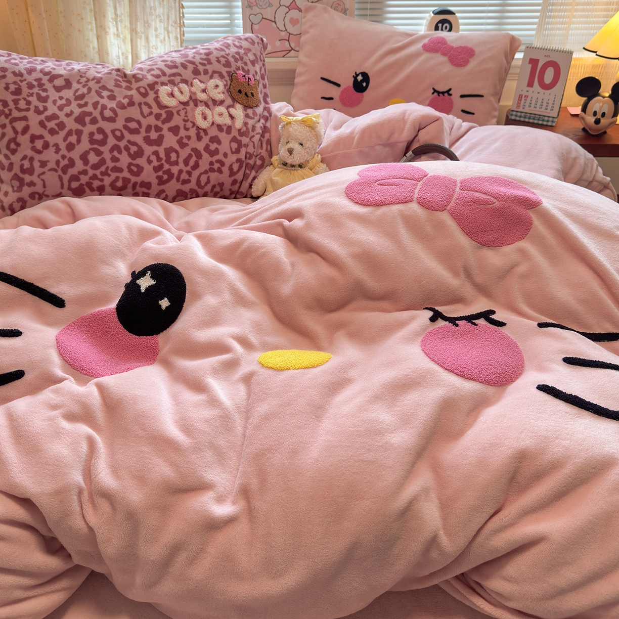 91家纺网 家纺一手货源 找家纺 （总）罗亿家纺 2025新款高克重200g牛奶绒数码印花毛巾绣卡通四件套