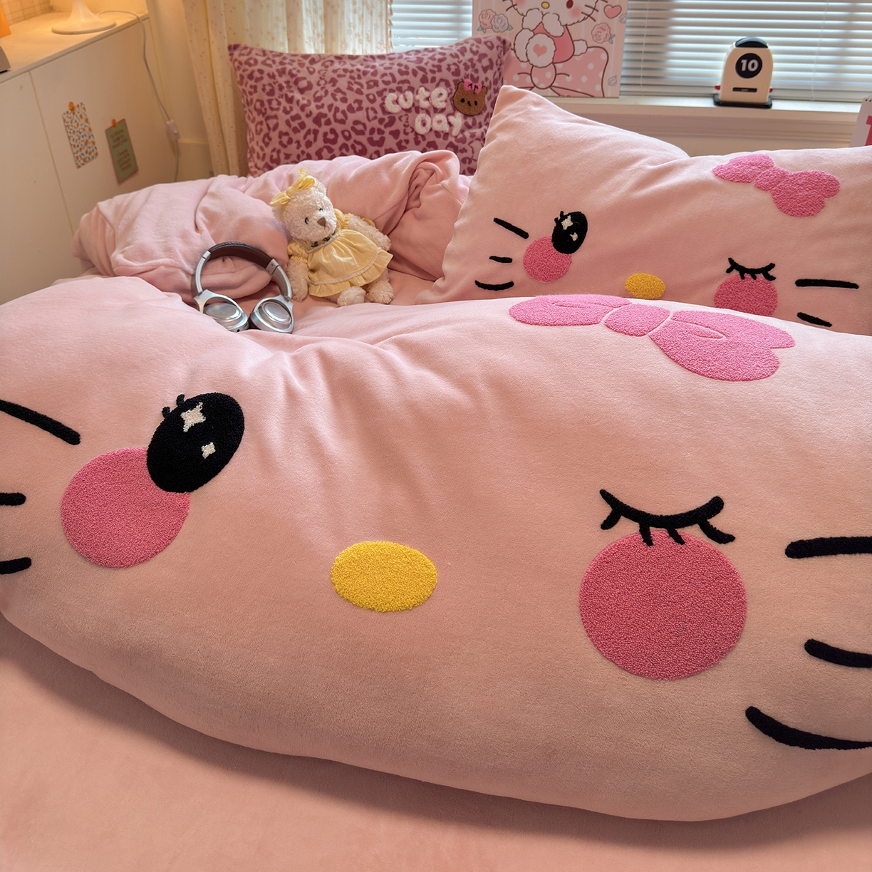 91家纺网 家纺一手货源 找家纺 （总）罗亿家纺 2025新款高克重200g牛奶绒数码印花毛巾绣卡通四件套