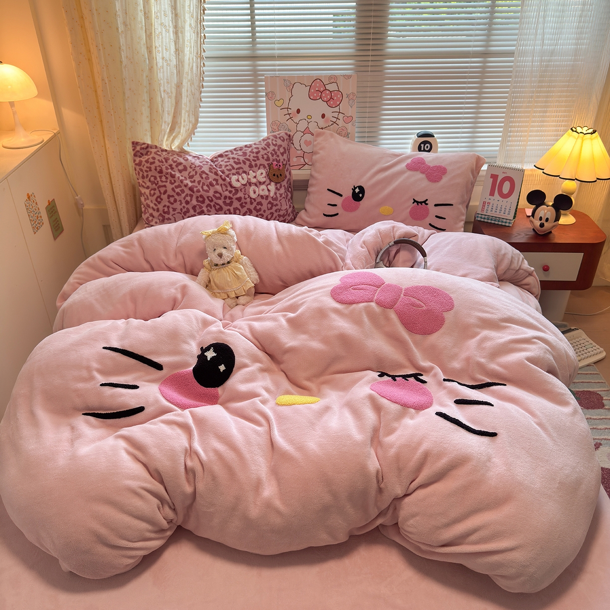 罗亿家纺 2025新款高克重200g牛奶绒数码印花毛巾绣卡通四件套 粉粉表情猫