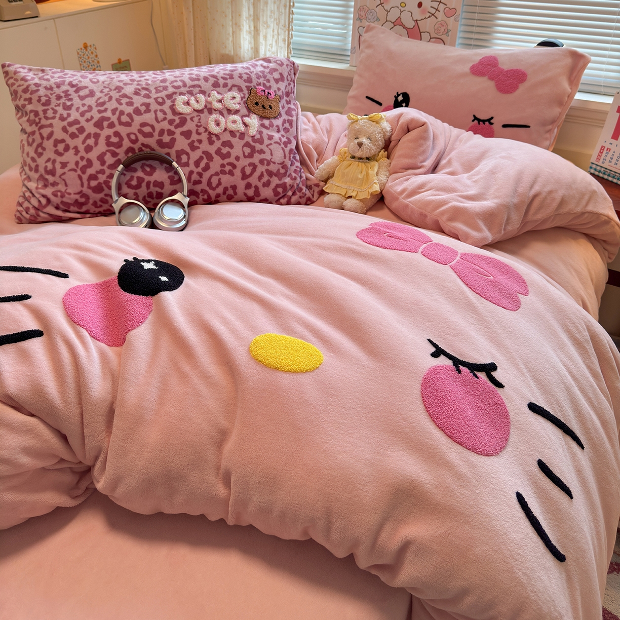 91家纺网 家纺一手货源 找家纺 罗亿家纺 2025新款高克重200g牛奶绒数码印花毛巾绣卡通四件套 粉粉表情猫