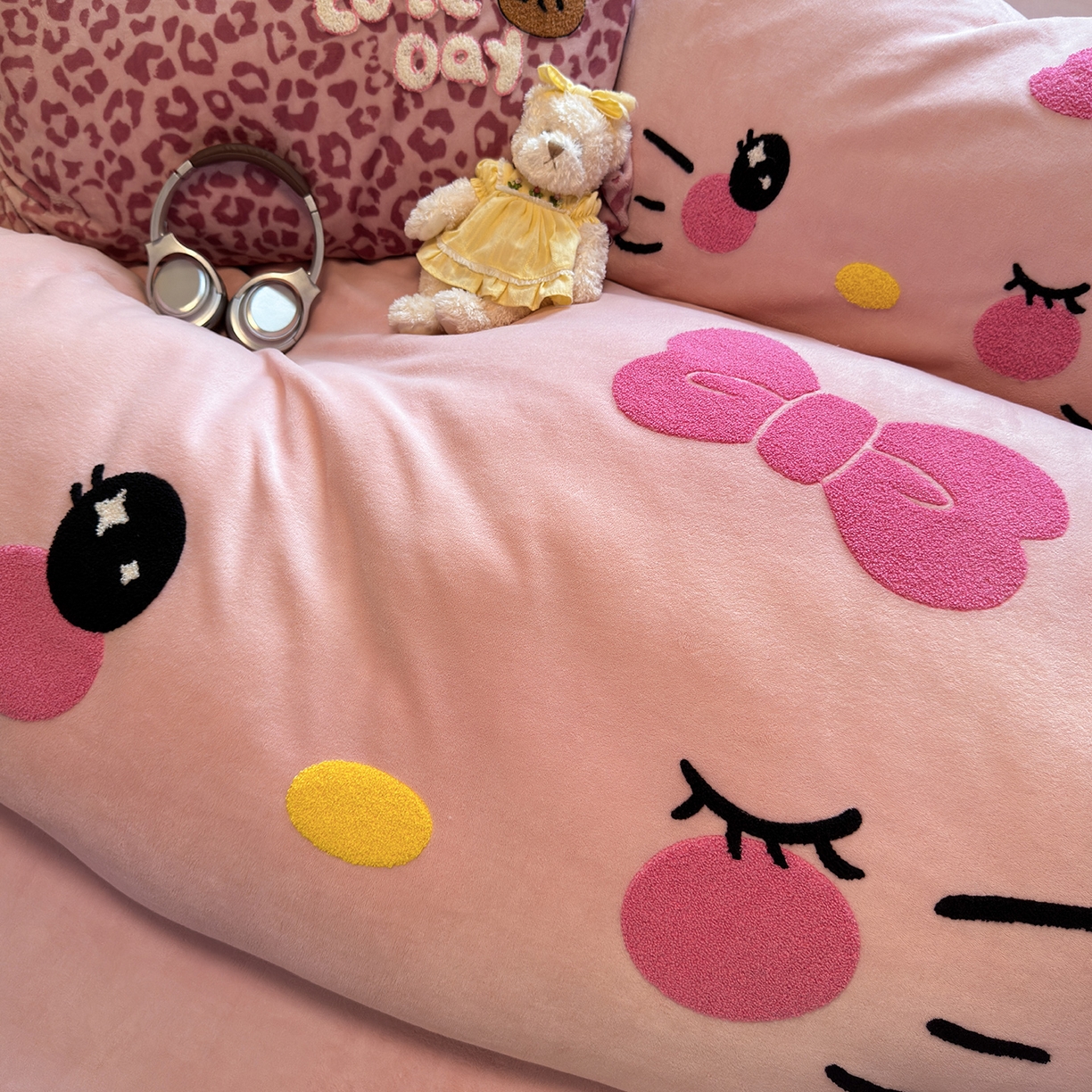 91家纺网 家纺一手货源 找家纺 罗亿家纺 2025新款高克重200g牛奶绒数码印花毛巾绣卡通四件套 粉粉表情猫