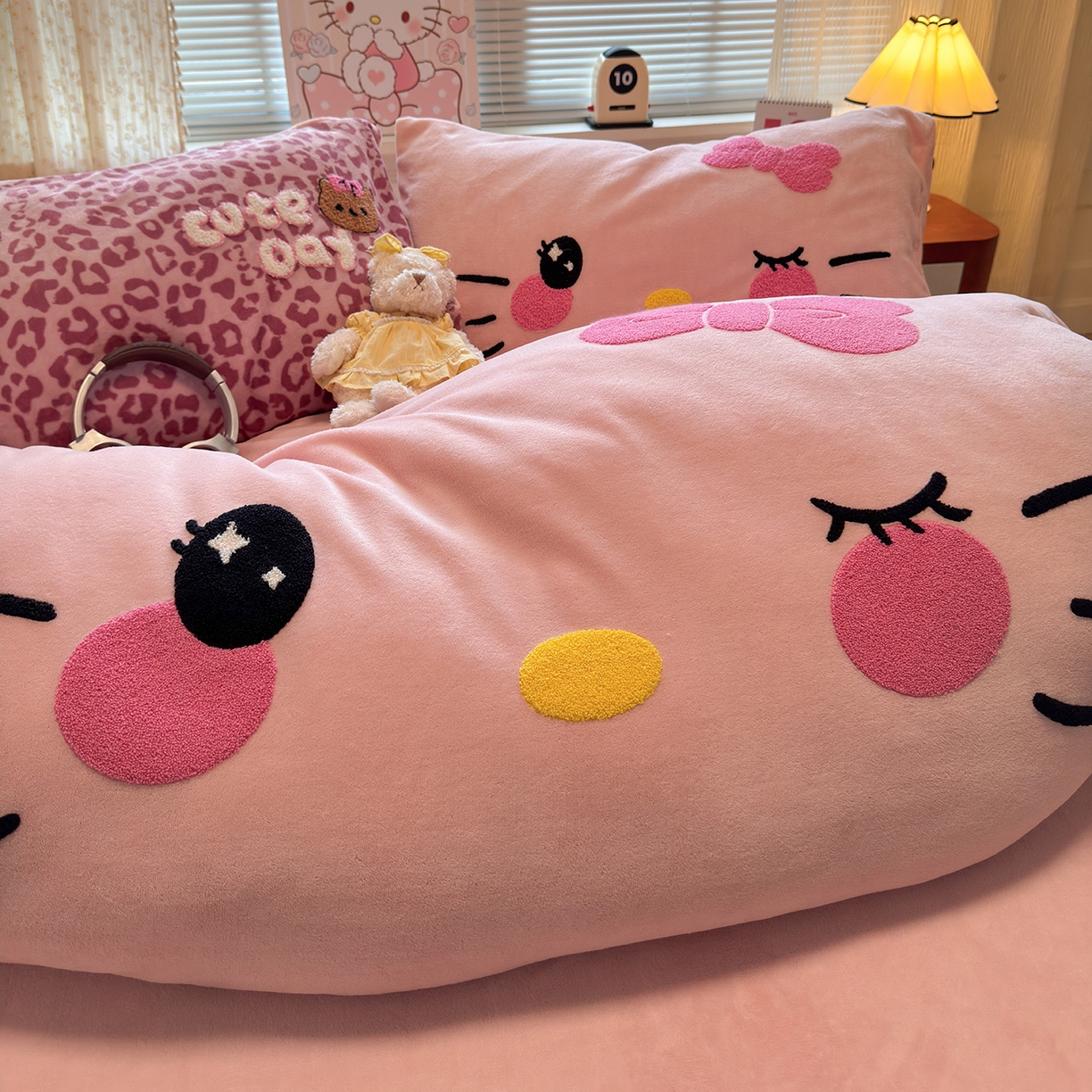 91家纺网 家纺一手货源 找家纺 罗亿家纺 2025新款高克重200g牛奶绒数码印花毛巾绣卡通四件套 粉粉表情猫