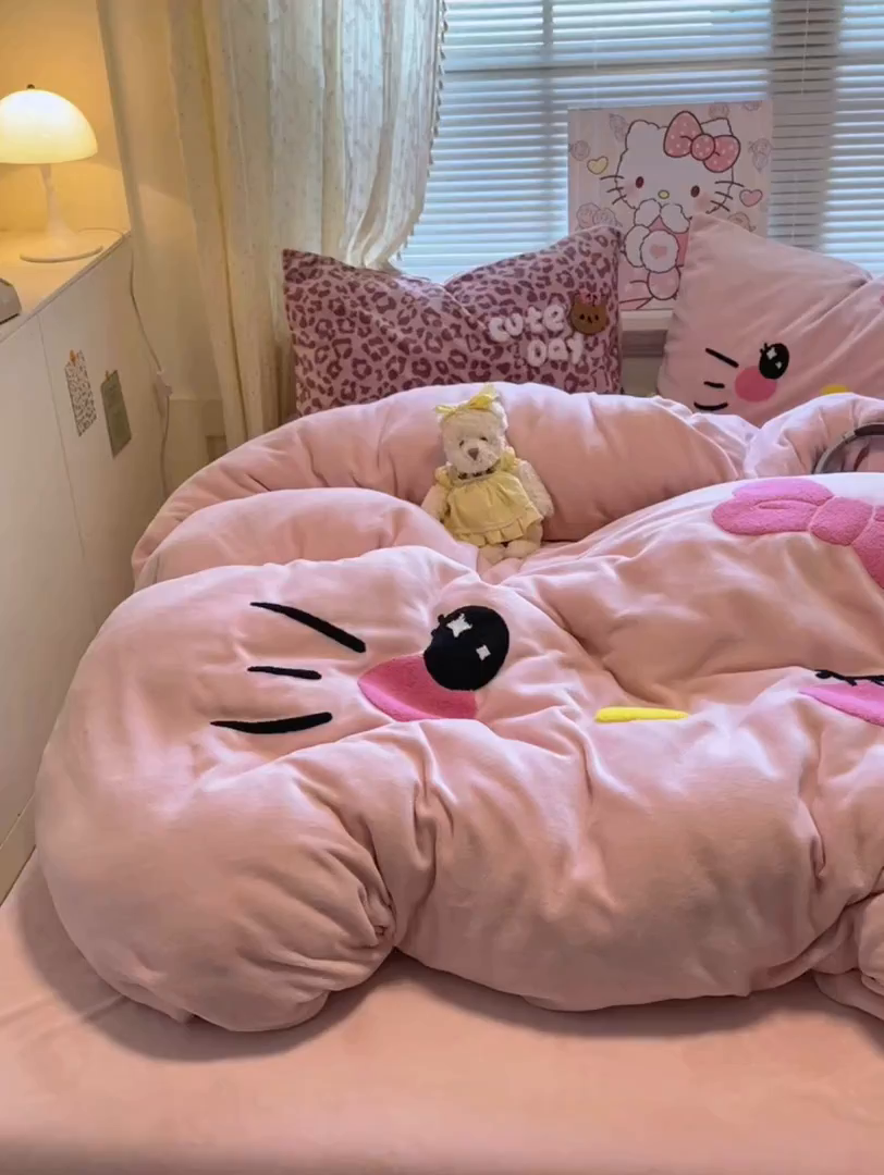 91家纺网 家纺一手货源 找家纺 罗亿家纺 2025新款高克重200g牛奶绒数码印花毛巾绣卡通四件套 粉粉表情猫