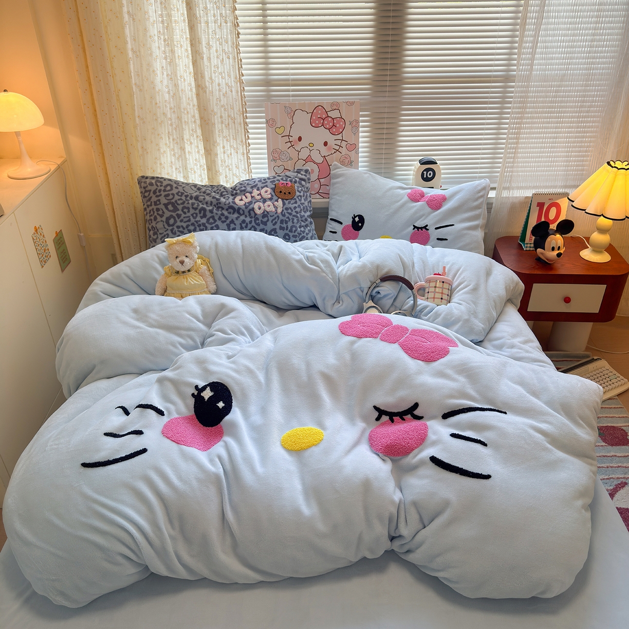 罗亿家纺 2025新款高克重200g牛奶绒数码印花毛巾绣卡通四件套 蓝蓝表情猫