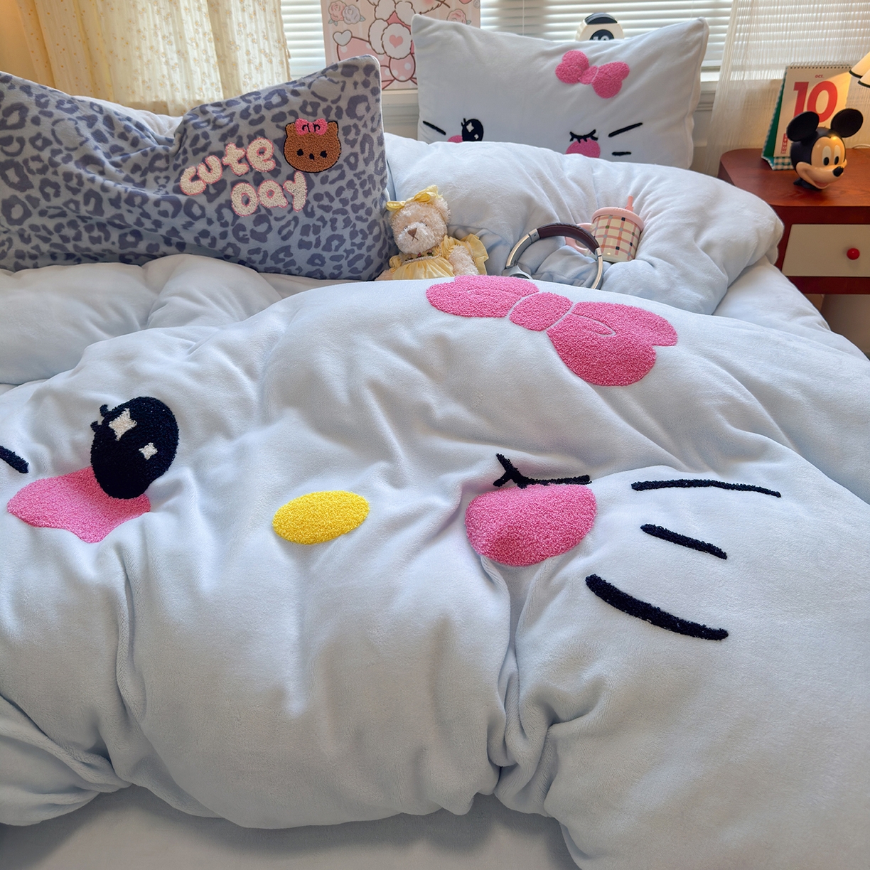 91家纺网 家纺一手货源 找家纺 罗亿家纺 2025新款高克重200g牛奶绒数码印花毛巾绣卡通四件套 蓝蓝表情猫