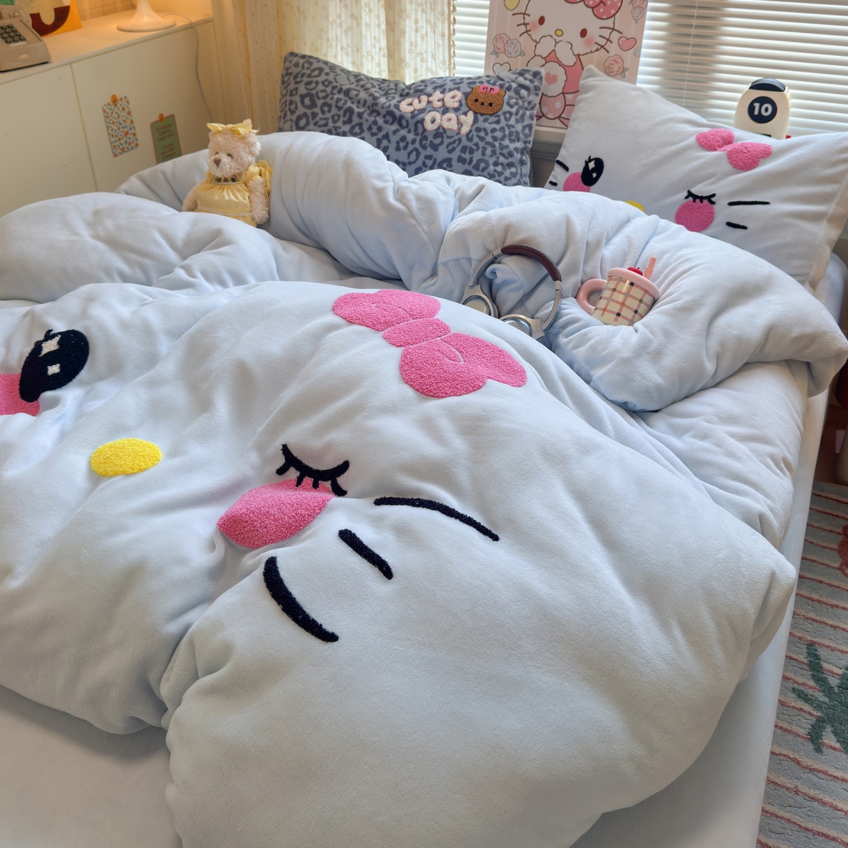 91家纺网 家纺一手货源 找家纺 罗亿家纺 2025新款高克重200g牛奶绒数码印花毛巾绣卡通四件套 蓝蓝表情猫