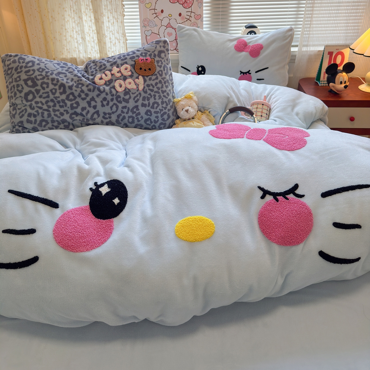 91家纺网 家纺一手货源 找家纺 罗亿家纺 2025新款高克重200g牛奶绒数码印花毛巾绣卡通四件套 蓝蓝表情猫