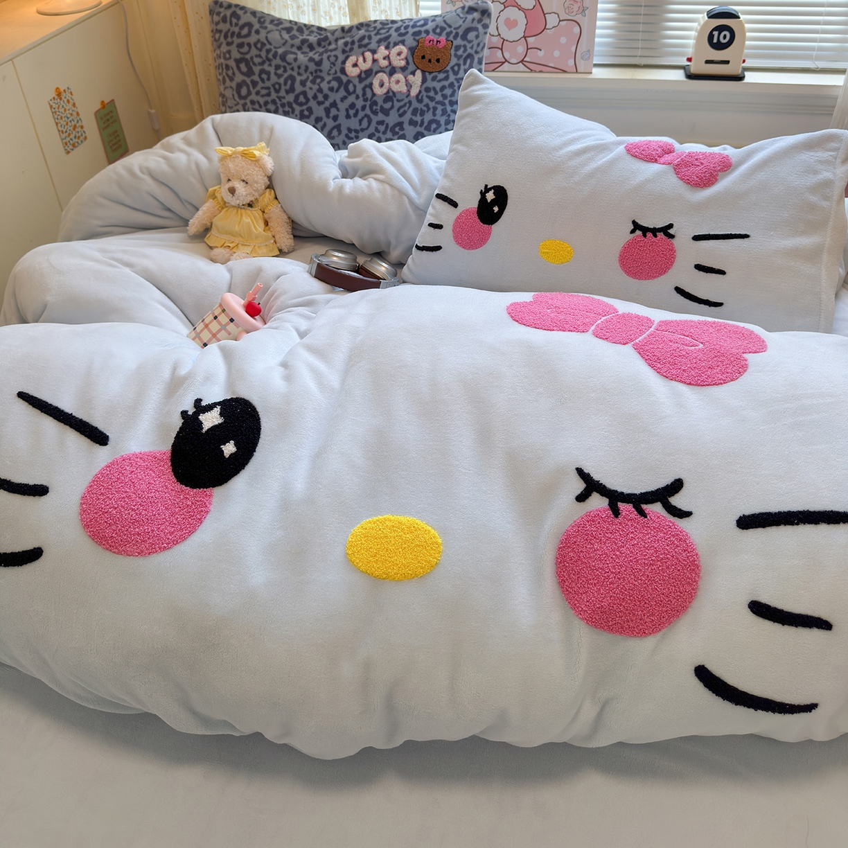 91家纺网 家纺一手货源 找家纺 罗亿家纺 2025新款高克重200g牛奶绒数码印花毛巾绣卡通四件套 蓝蓝表情猫