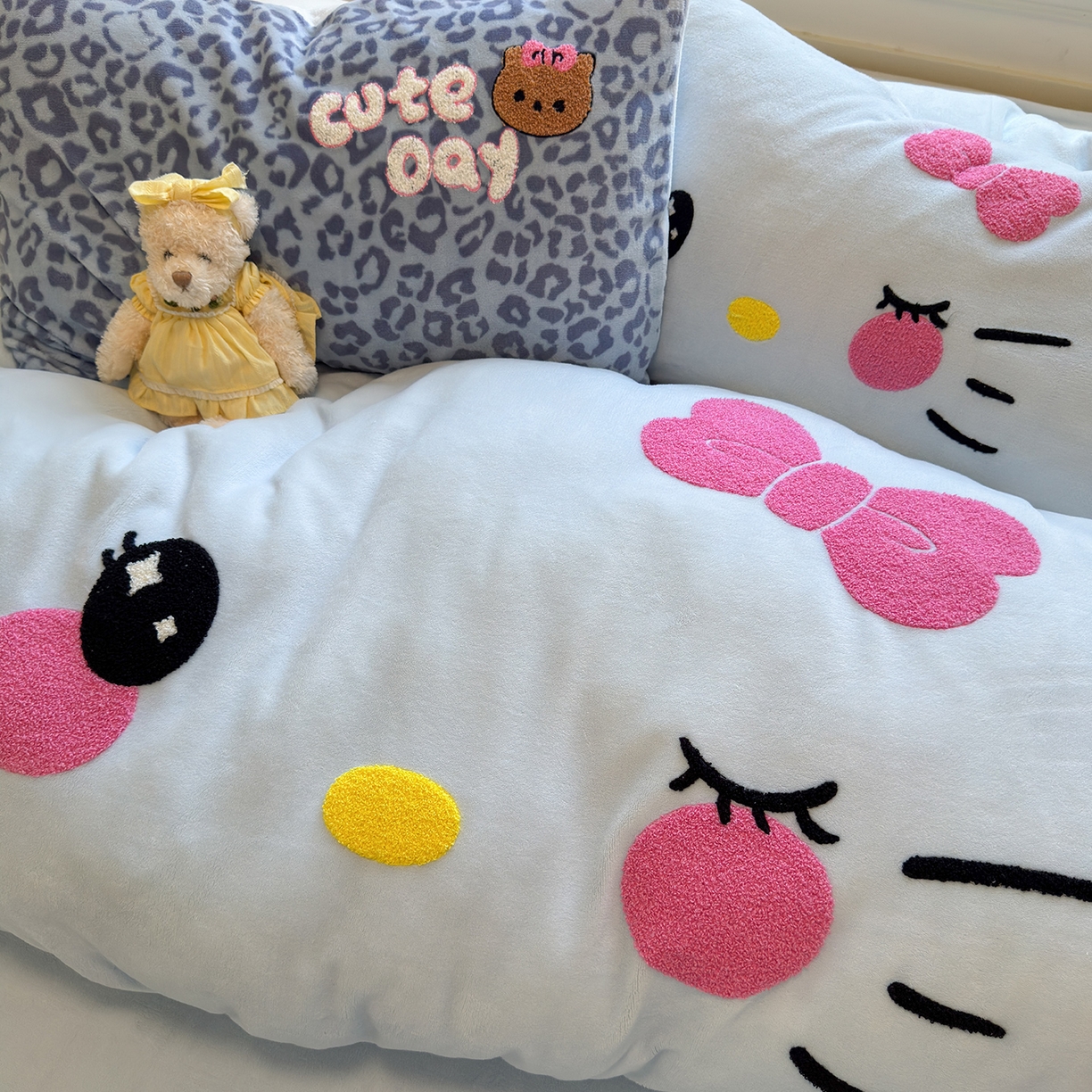 91家纺网 家纺一手货源 找家纺 罗亿家纺 2025新款高克重200g牛奶绒数码印花毛巾绣卡通四件套 蓝蓝表情猫