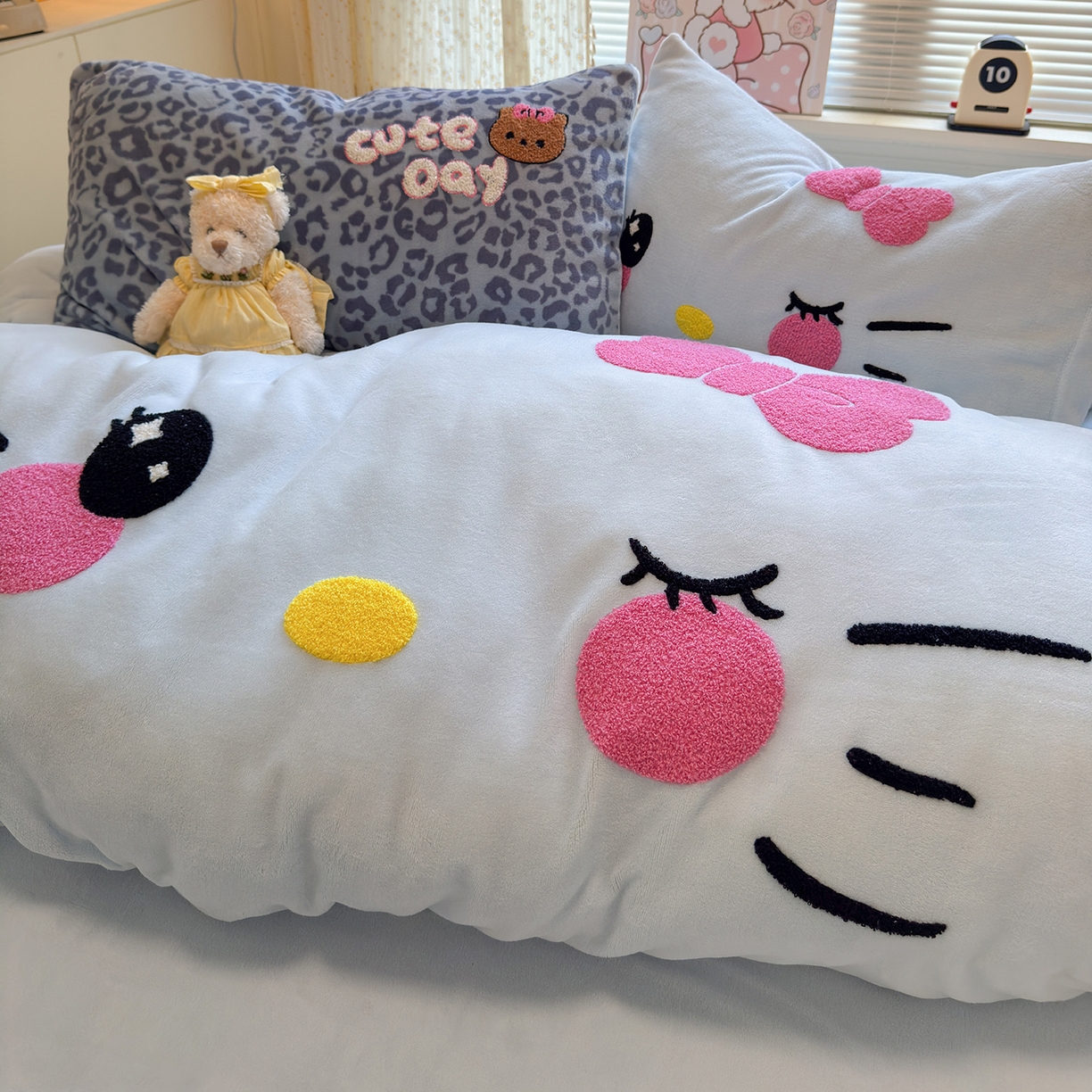 91家纺网 家纺一手货源 找家纺 罗亿家纺 2025新款高克重200g牛奶绒数码印花毛巾绣卡通四件套 蓝蓝表情猫