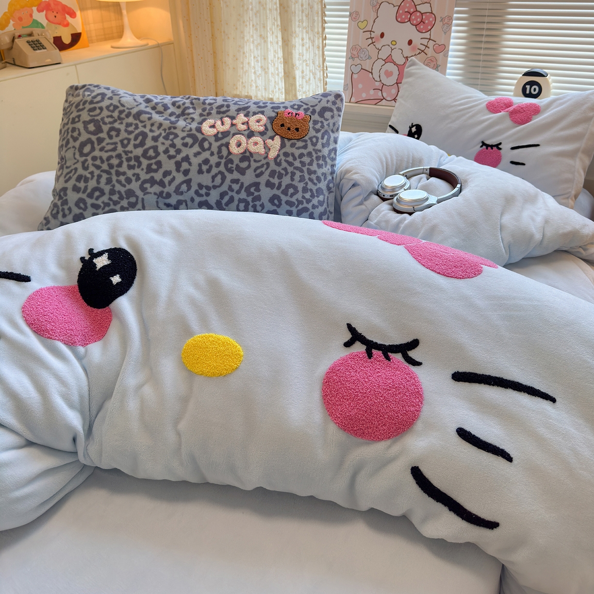 91家纺网 家纺一手货源 找家纺 罗亿家纺 2025新款高克重200g牛奶绒数码印花毛巾绣卡通四件套 蓝蓝表情猫