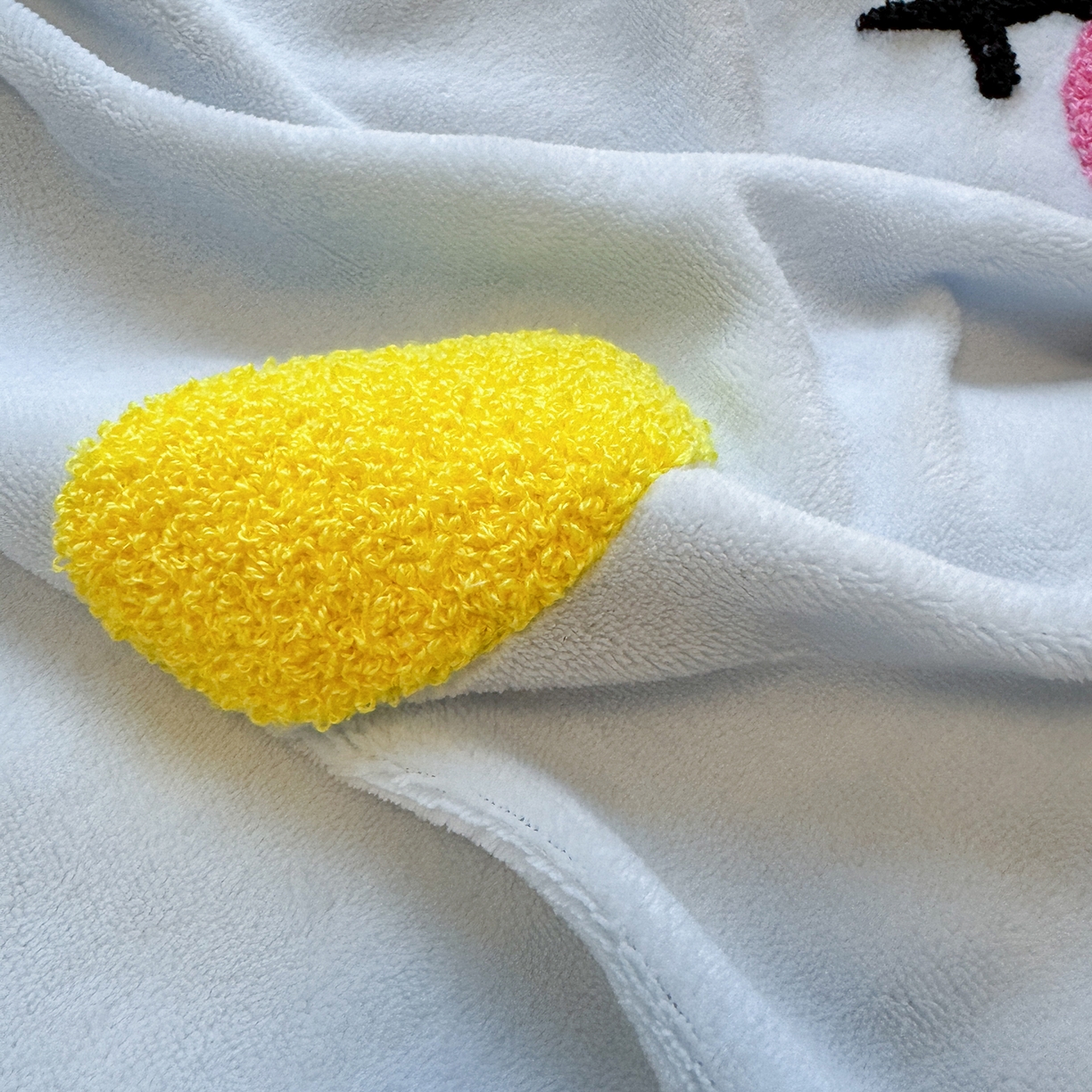 91家纺网 家纺一手货源 找家纺 罗亿家纺 2025新款高克重200g牛奶绒数码印花毛巾绣卡通四件套 蓝蓝表情猫