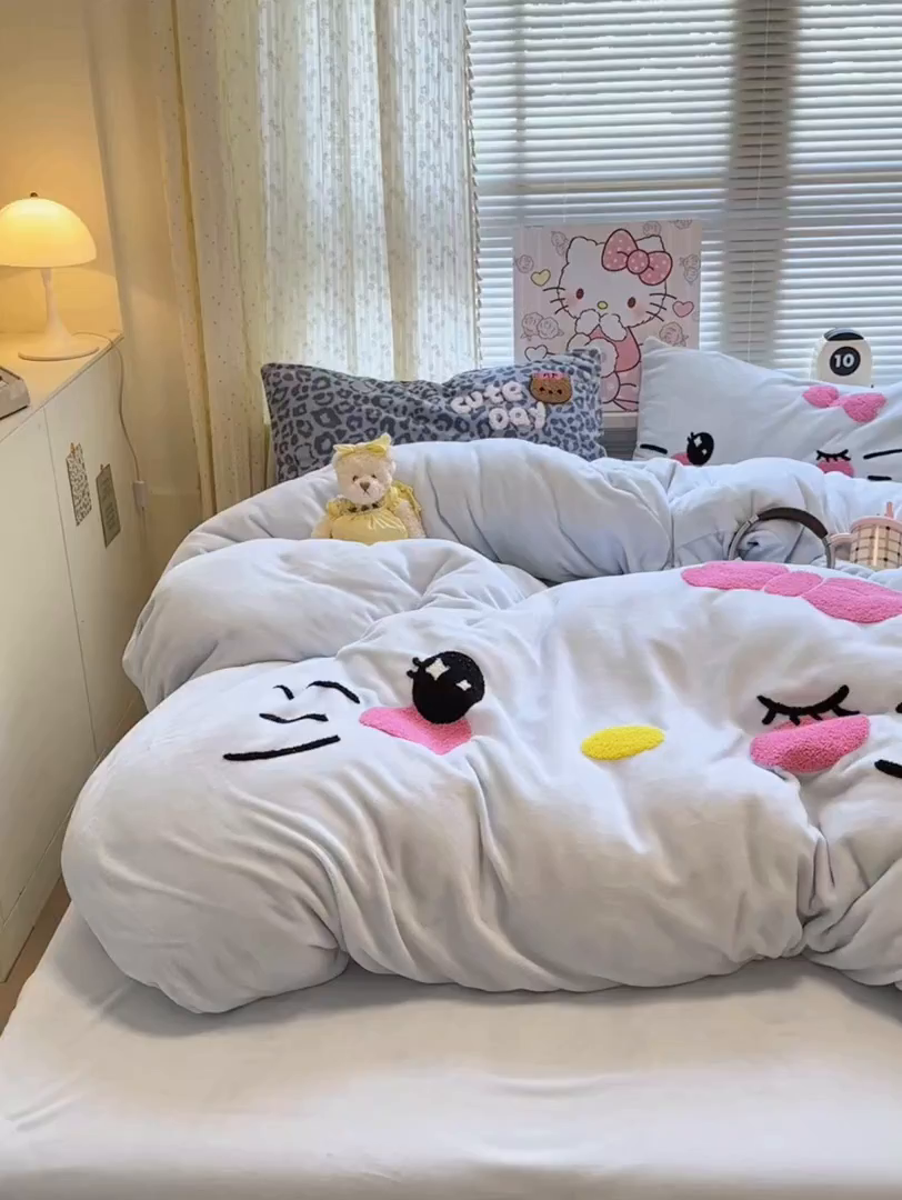 91家纺网 家纺一手货源 找家纺 罗亿家纺 2025新款高克重200g牛奶绒数码印花毛巾绣卡通四件套 蓝蓝表情猫