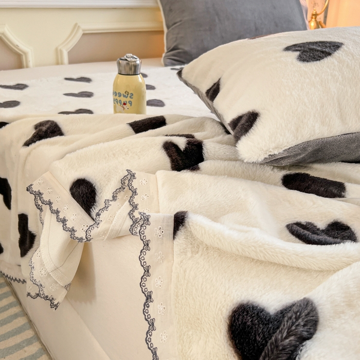 91家纺网 家纺一手货源 找家纺 妖妖家纺 2025新款高克重兔毛花边印花单床单 床单单件 爱心