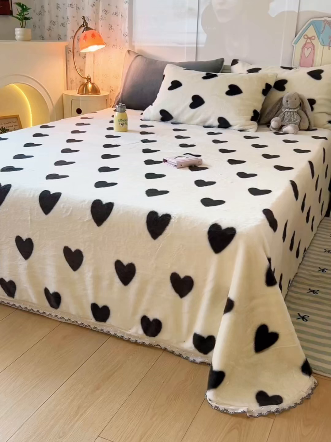91家纺网 家纺一手货源 找家纺 妖妖家纺 2025新款高克重兔毛花边印花单床单 床单单件 爱心