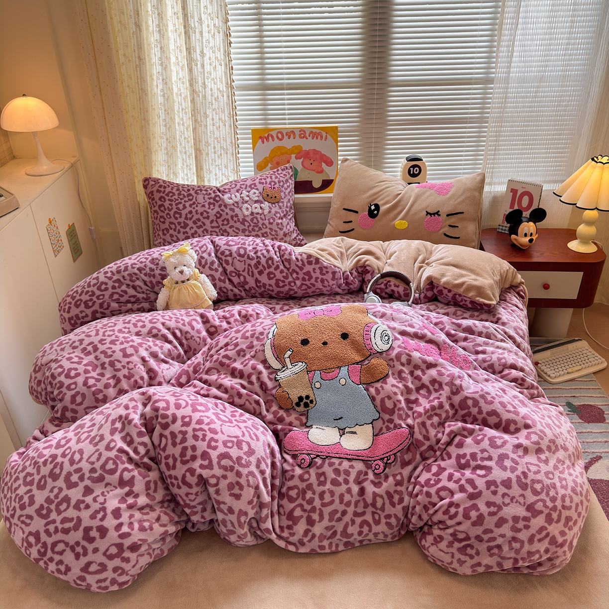 罗亿家纺 2025新款高克重200g牛奶绒数码印花毛巾绣卡通四件套 黑皮粉