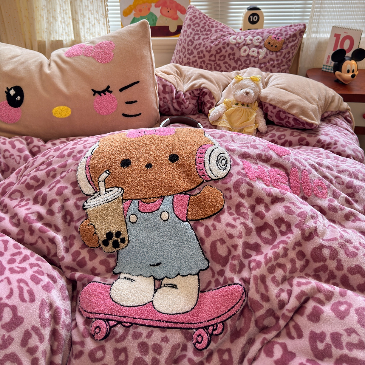 91家纺网 家纺一手货源 找家纺 罗亿家纺 2025新款高克重200g牛奶绒数码印花毛巾绣卡通四件套 黑皮粉