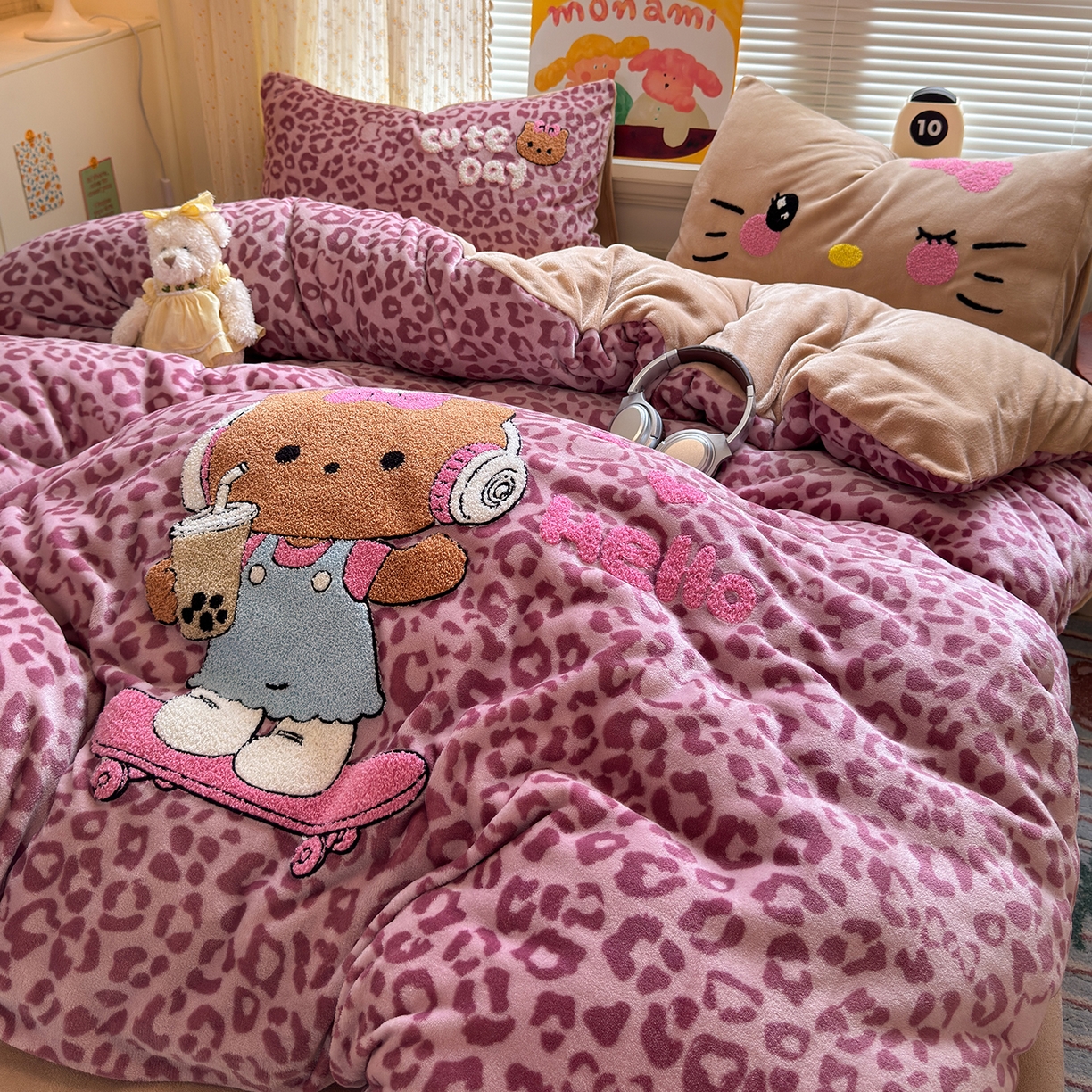 91家纺网 家纺一手货源 找家纺 罗亿家纺 2025新款高克重200g牛奶绒数码印花毛巾绣卡通四件套 黑皮粉