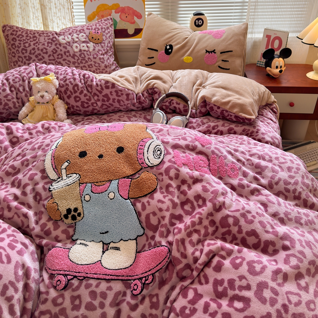 91家纺网 家纺一手货源 找家纺 罗亿家纺 2025新款高克重200g牛奶绒数码印花毛巾绣卡通四件套 黑皮粉