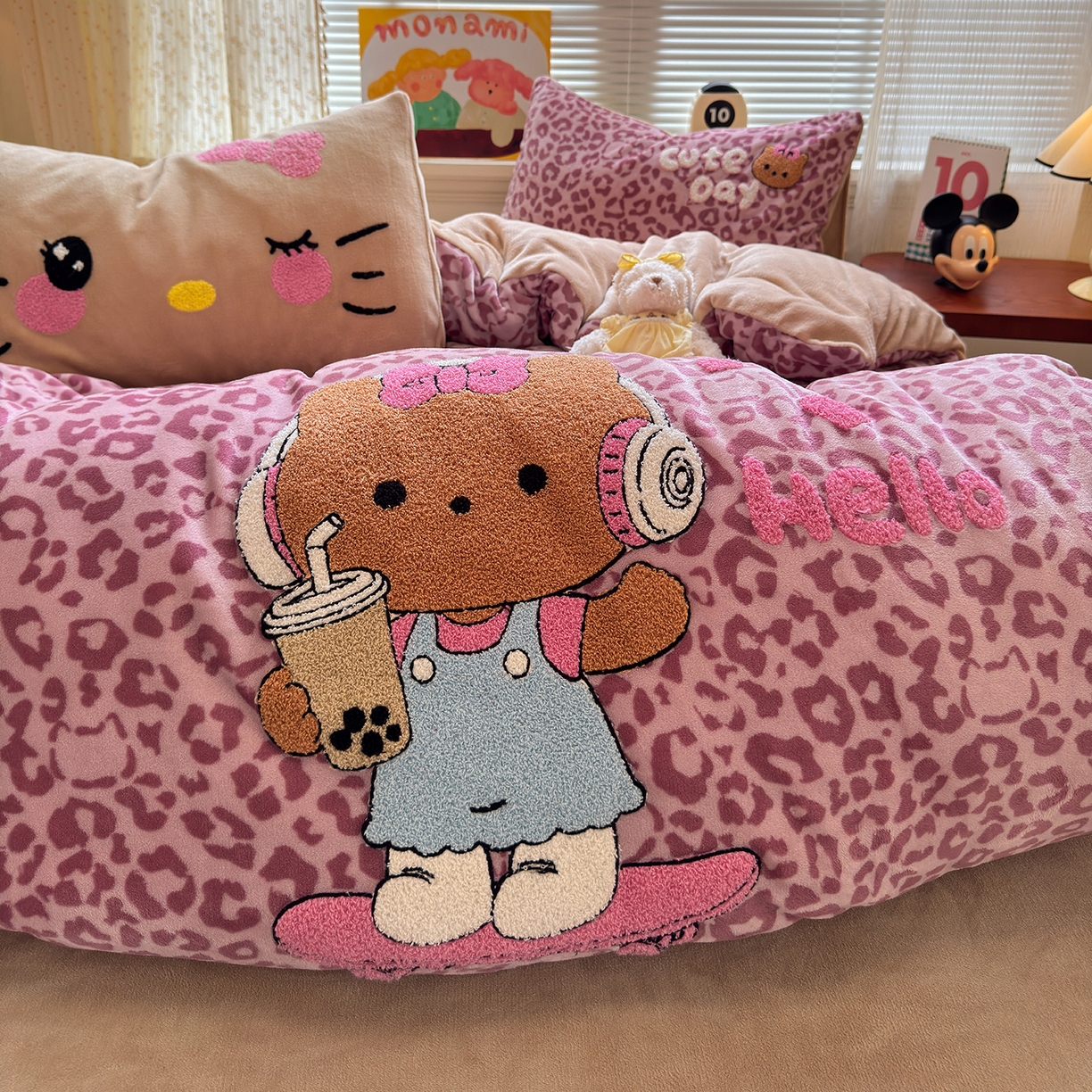 91家纺网 家纺一手货源 找家纺 罗亿家纺 2025新款高克重200g牛奶绒数码印花毛巾绣卡通四件套 黑皮粉