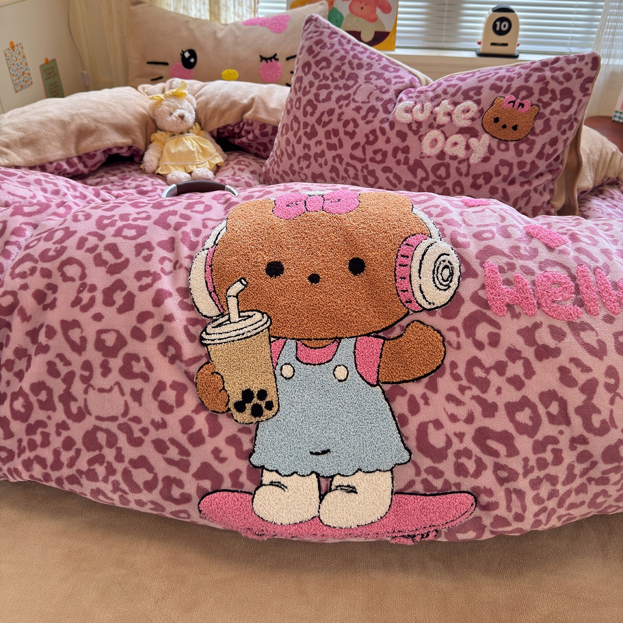 91家纺网 家纺一手货源 找家纺 罗亿家纺 2025新款高克重200g牛奶绒数码印花毛巾绣卡通四件套 黑皮粉